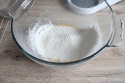 Пасхальный рулет с меренгой, шоколадом и орехами