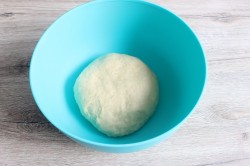 Пасхальный рулет с меренгой, шоколадом и орехами