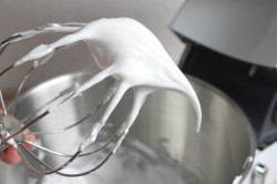 Пасхальный рулет с меренгой, шоколадом и орехами