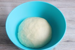 Пасхальный рулет с меренгой, шоколадом и орехами