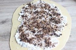 Пасхальный рулет с меренгой, шоколадом и орехами