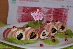 Рулетики Для васдевчонки из бекона с черносливом сыром и грецкими орехами