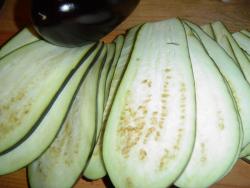 Рулетики из баклажанов с помидорами и чесноком - шаг 1