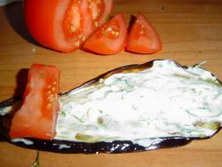 Рулетики из баклажанов с помидорами и чесноком - шаг 4