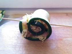 название картинки Рулетики из кабачков с куриным мясом