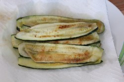 название картинки Рулетики из кабачков с помидорами и сыром