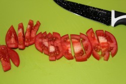 название картинки Рулетики из кабачков с помидорами и сыром