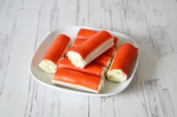 Рулетики из крабовых палочек