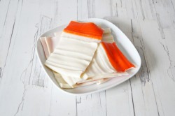 Рулетики из крабовых палочек