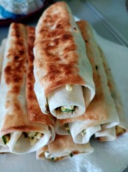 Лавашные рулетики творожно сырные жареные - шаг 10