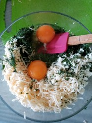 Лавашные рулетики творожно сырные жареные - шаг 5