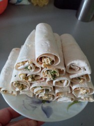 Лавашные рулетики творожно сырные жареные - шаг 9