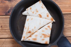 название картинки Бутерброды из лаваша с сыром на сковороде