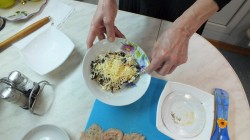 Рулетики куриные с сыром и грибами