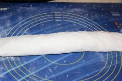 Рулетики слоеные с сыром и беконом