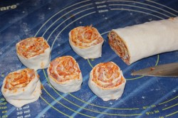 Рулетики слоеные с сыром и беконом