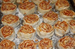 Рулетики слоеные с сыром и беконом