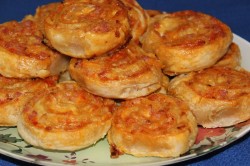 Рулетики слоеные с сыром и беконом