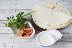 Лаваш с красной рыбой и творожным сыром