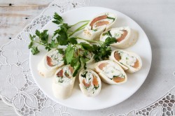 Лаваш с красной рыбой и творожным сыром