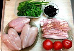 Рулеты из куриного филе с зеленью и черносливом