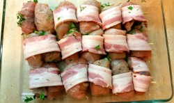 Рулеты из куриного филе с зеленью и черносливом