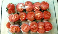 Рулеты из куриного филе с зеленью и черносливом