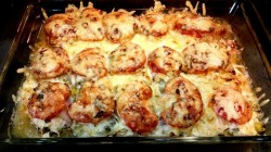 Рулеты из куриного филе с зеленью и черносливом