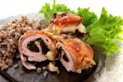Рулеты из куриного филе с зеленью и черносливом