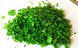 Рулеты из куриного филе с зеленью и черносливом