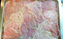 Рулеты из куриного филе с зеленью и черносливом