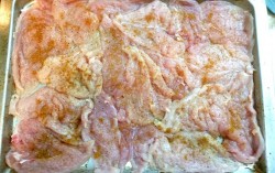 Рулеты из куриного филе с зеленью и черносливом