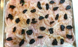 Рулеты из куриного филе с зеленью и черносливом