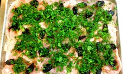 Рулеты из куриного филе с зеленью и черносливом