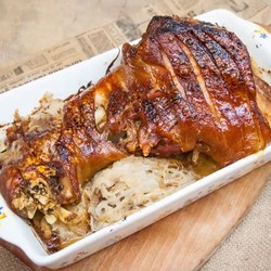 Рулька в глазури с овощным гарниром