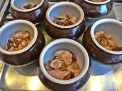 Жаркое с грибами и картошкой в горшочках