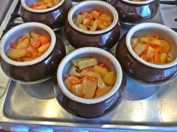 Жаркое с грибами и картошкой в горшочках