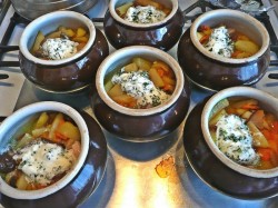 Жаркое с грибами и картошкой в горшочках