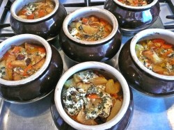 Жаркое с грибами и картошкой в горшочках
