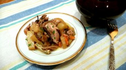 Жаркое с грибами и картошкой в горшочках