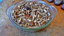 Жаркое с грибами и картошкой в горшочках