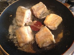 Минтай в томатном соусе с овощами