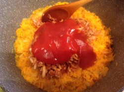 Минтай в томатном соусе с овощами