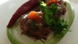 Рыбные тефтели с красной капустой и коричневым рисом