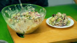 Рыбный салат с копченой скумбрией и маринованными огурцами