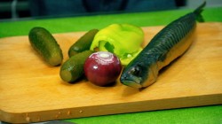 Рыбный салат с копченой скумбрией и маринованными огурцами