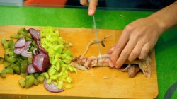 Рыбный салат с копченой скумбрией и маринованными огурцами