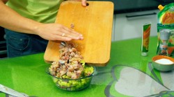 Рыбный салат с копченой скумбрией и маринованными огурцами