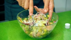 Рыбный салат с копченой скумбрией и маринованными огурцами