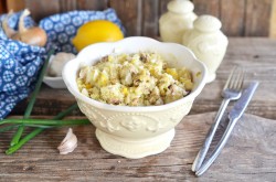 Салат из сайры консервированной с яйцом и рисом